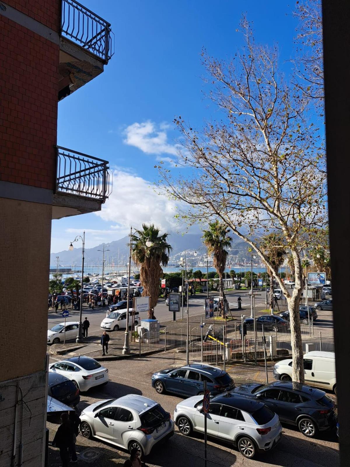 Affittacamere Central Concordia Salerno Bagian luar foto
